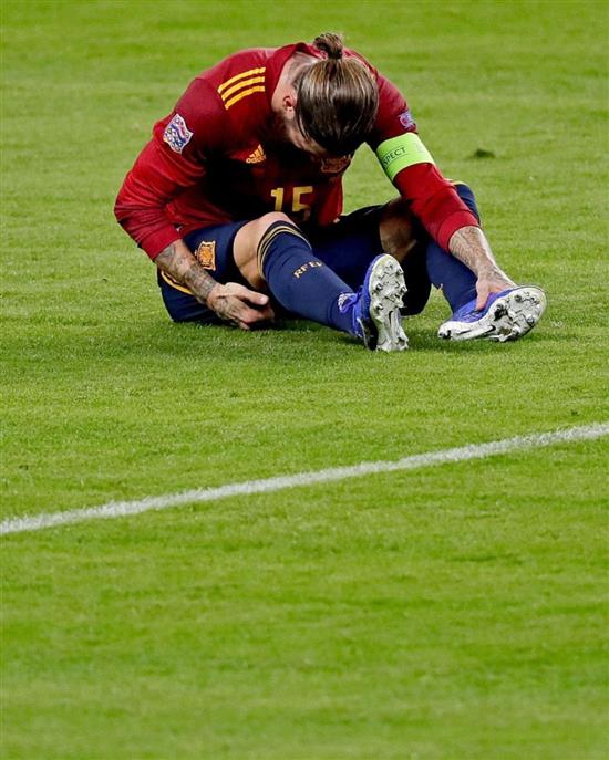 拉莫斯在对阵德国的比赛中受伤。